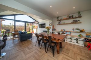 KITCHEN/DINER- click for photo gallery